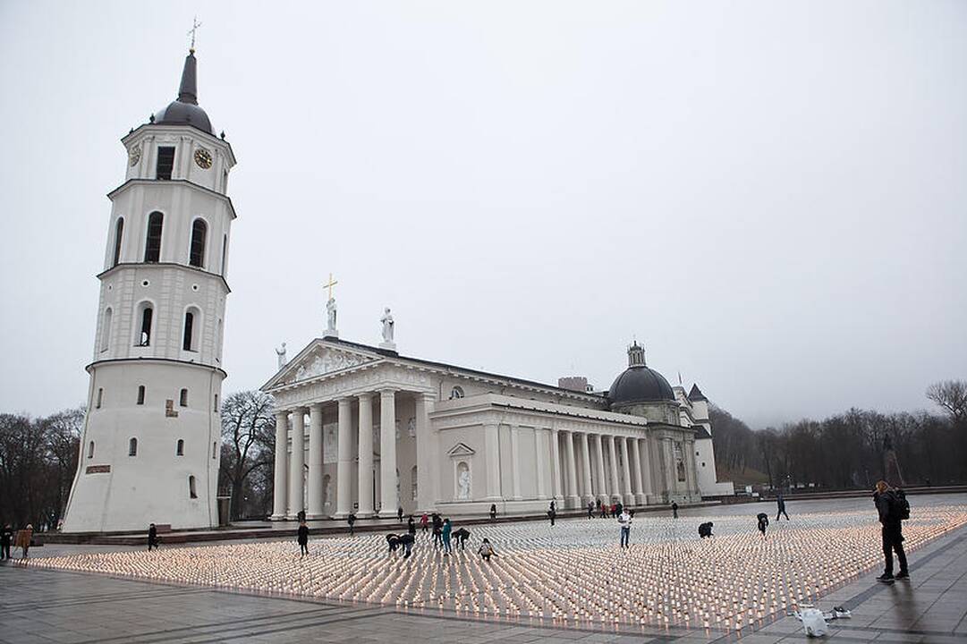 Žuvusiesiems keliuose sužibo per 15 tūkst. žvakučių