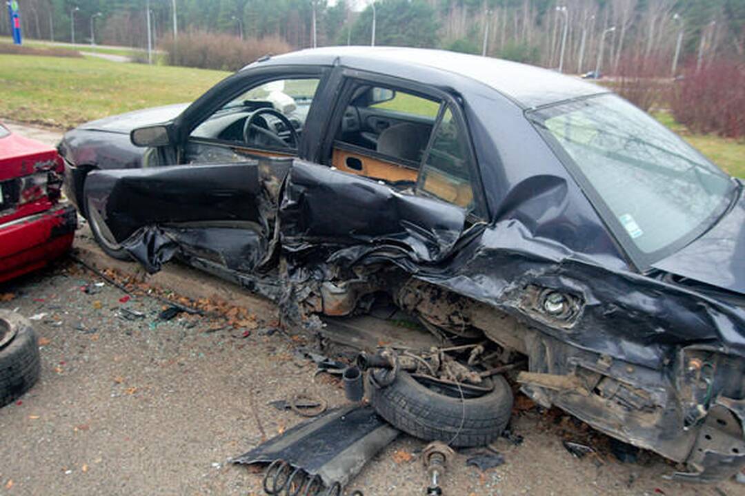 Vilniuje siautėjęs „Lexus“ vairuotojas taranavo aštuonis automobilius (papildyta)
