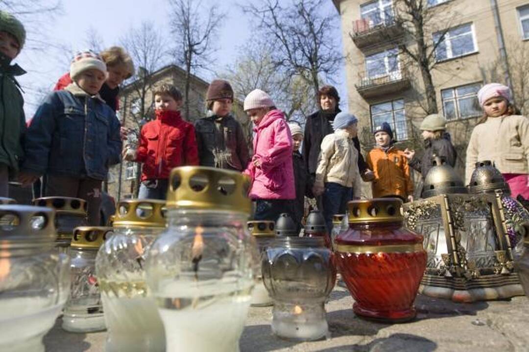 Vilniaus moksleiviai prie Lenkijos ambasados pagerbia žuvusiuosius (dar papildyta)