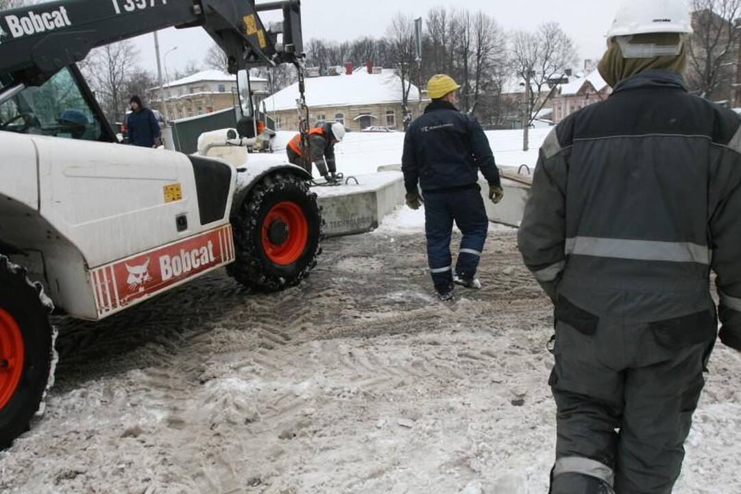 Vilniuje ant viaduko iškrito vežamo krano konstrukcijos