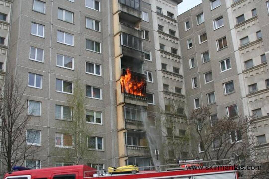 Šilainių daugiabutyje atvira liepsna degė balkonas