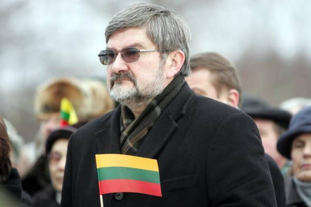 Pirmąją naujų metų dieną Gedimino kalne suplevėsavo 2010 metų trispalvė 