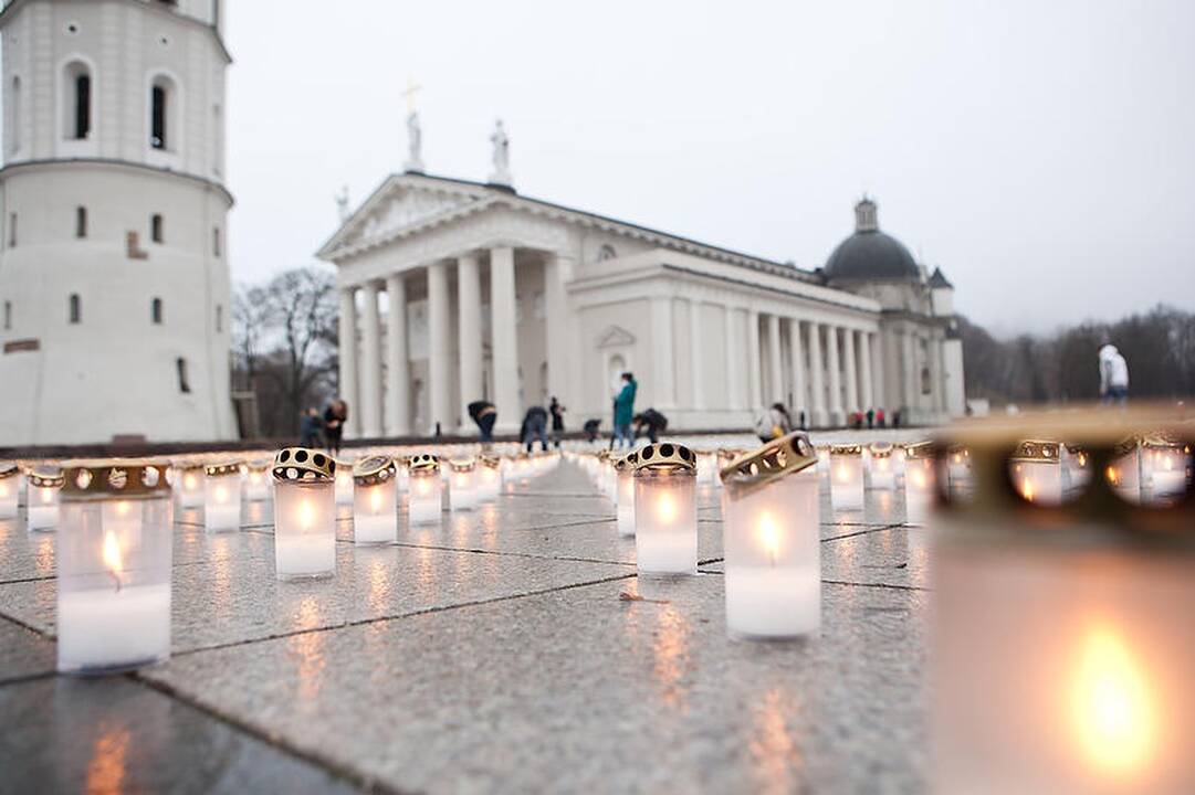Žuvusiesiems keliuose sužibo per 15 tūkst. žvakučių