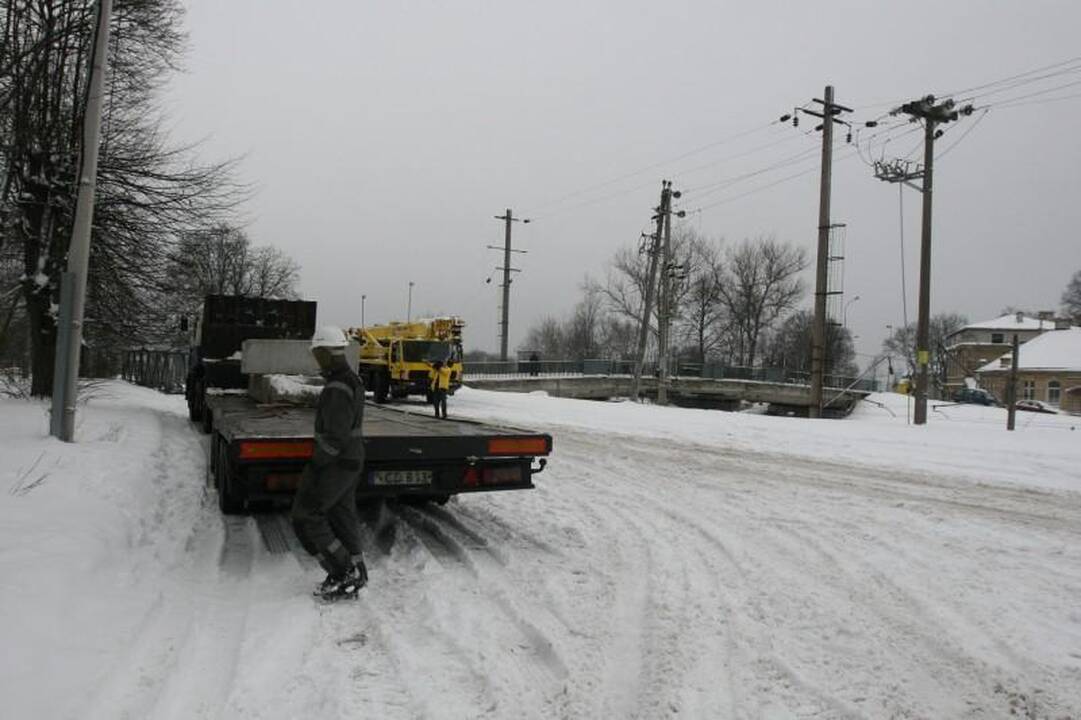 Vilniuje ant viaduko iškrito vežamo krano konstrukcijos