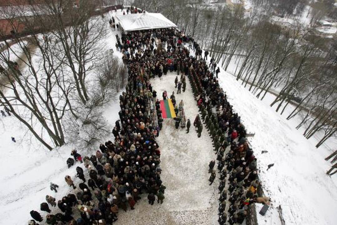 Pirmąją naujų metų dieną Gedimino kalne suplevėsavo 2010 metų trispalvė 