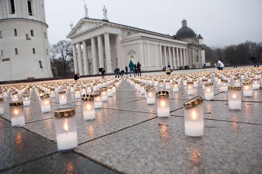 Žuvusiesiems keliuose sužibo per 15 tūkst. žvakučių
