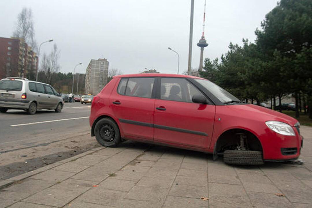 Vilniuje siautėjęs „Lexus“ vairuotojas taranavo aštuonis automobilius (papildyta)
