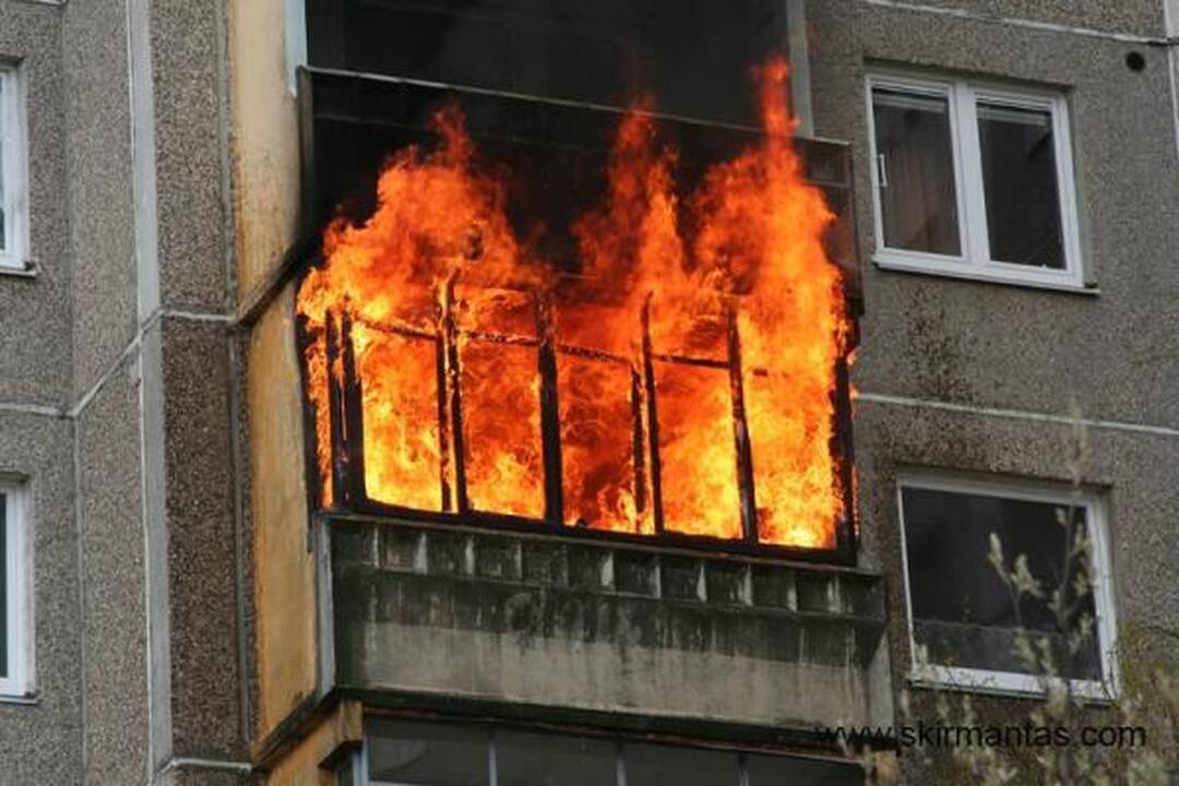 Šilainių daugiabutyje atvira liepsna degė balkonas