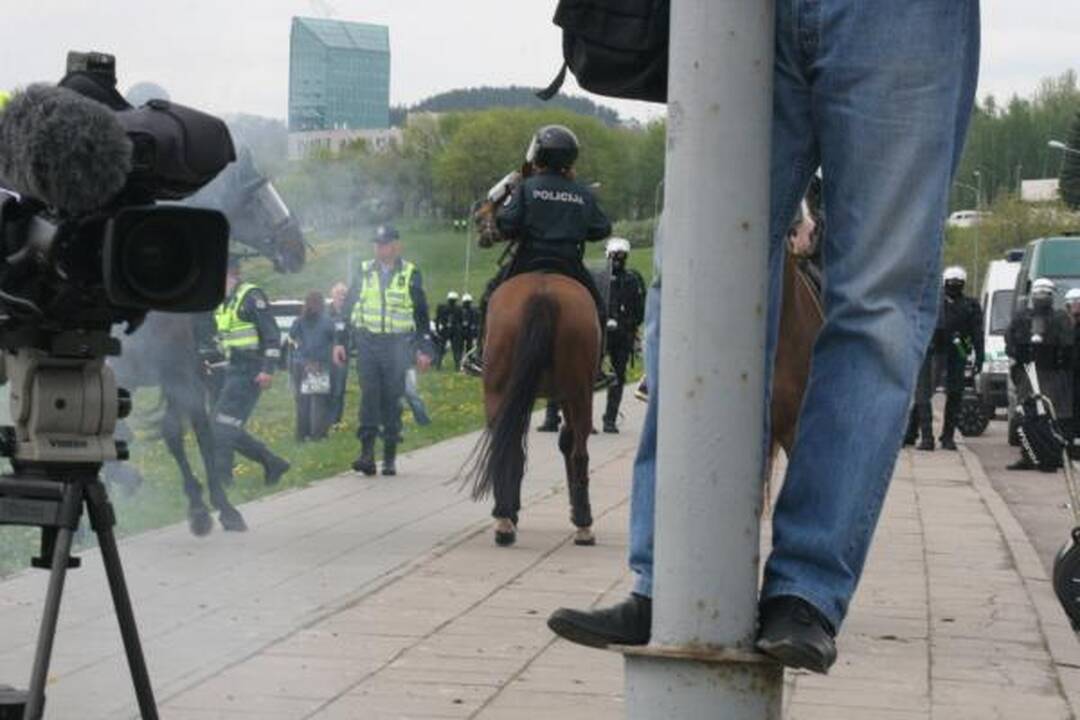 Po eitynių - riaušės. P.Gražulis ir K.Uoka išvesdinti jėga