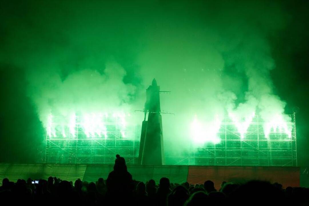 Vasario 16-osios vakarą – fejerverkų lietus