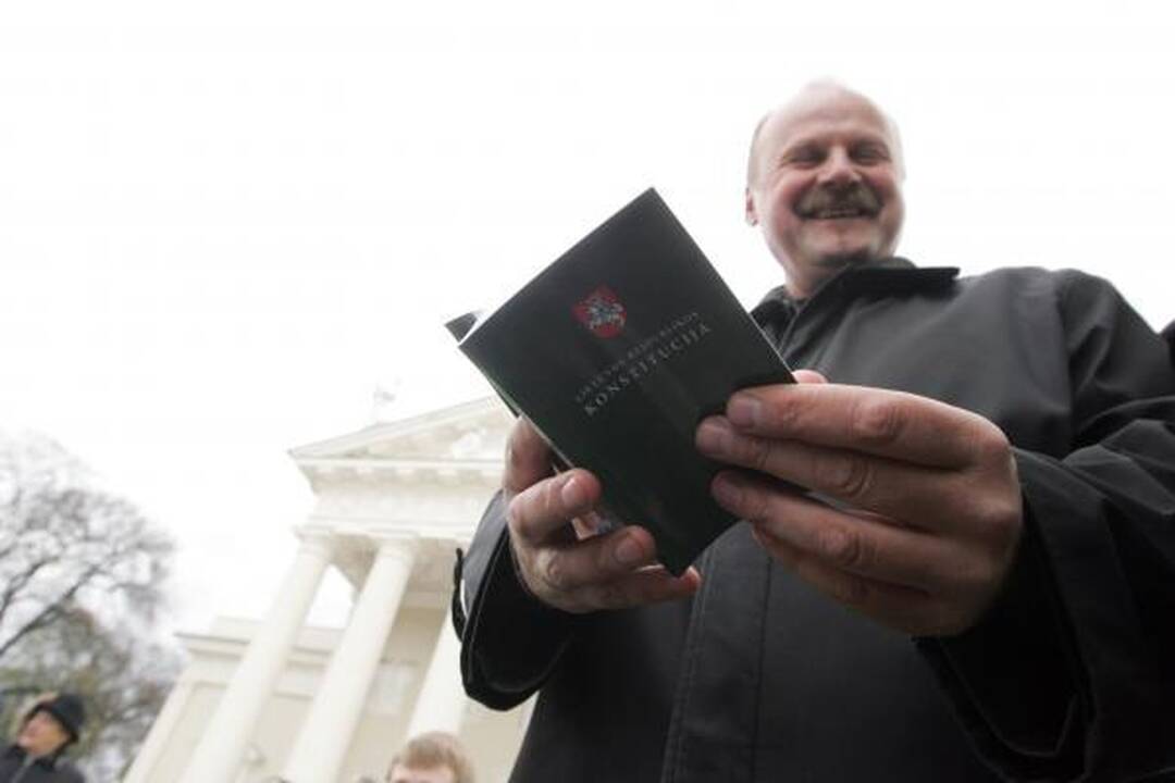 Prie Konstitucijos – kaip prie dykai dalijamo pieno