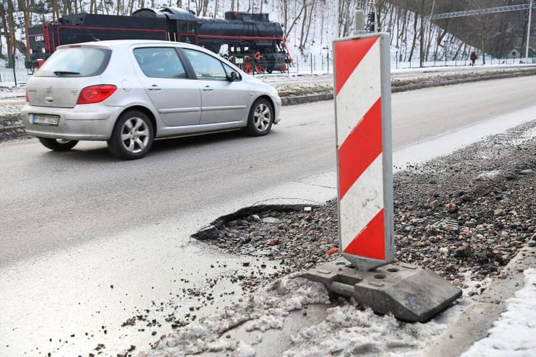Kauno gatvių krateriai mašinas laužys bent iki pavasario