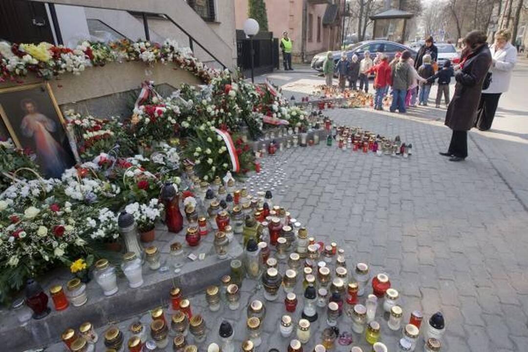 Vilniaus moksleiviai prie Lenkijos ambasados pagerbia žuvusiuosius (dar papildyta)