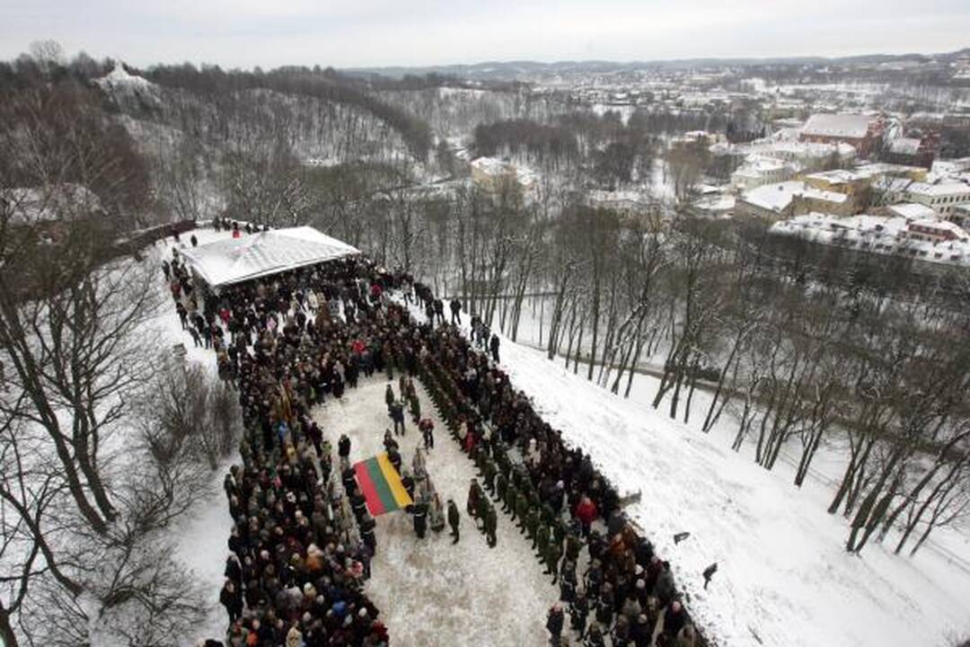 Pirmąją naujų metų dieną Gedimino kalne suplevėsavo 2010 metų trispalvė 