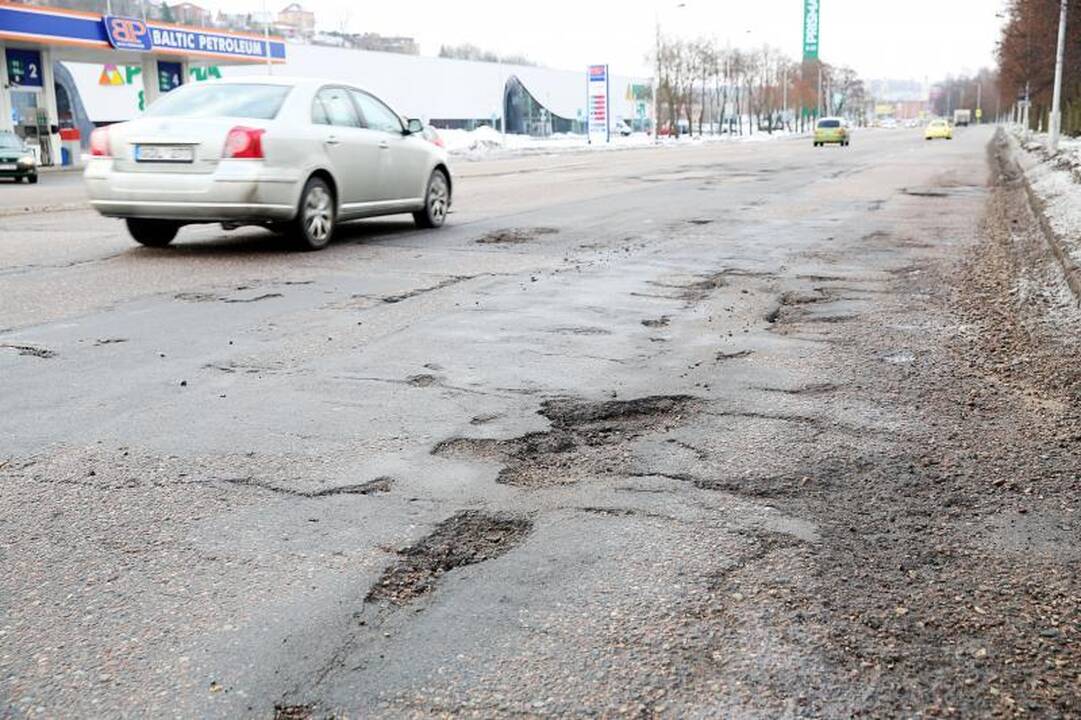 Kauno gatvių krateriai mašinas laužys bent iki pavasario