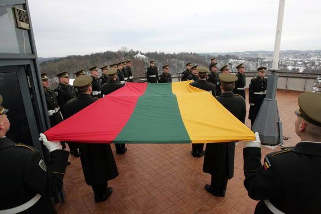 Pirmąją naujų metų dieną Gedimino kalne suplevėsavo 2010 metų trispalvė 