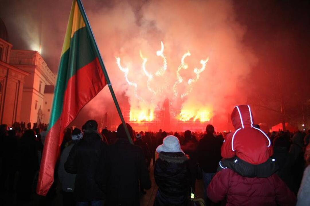 Vasario 16-osios vakarą – fejerverkų lietus