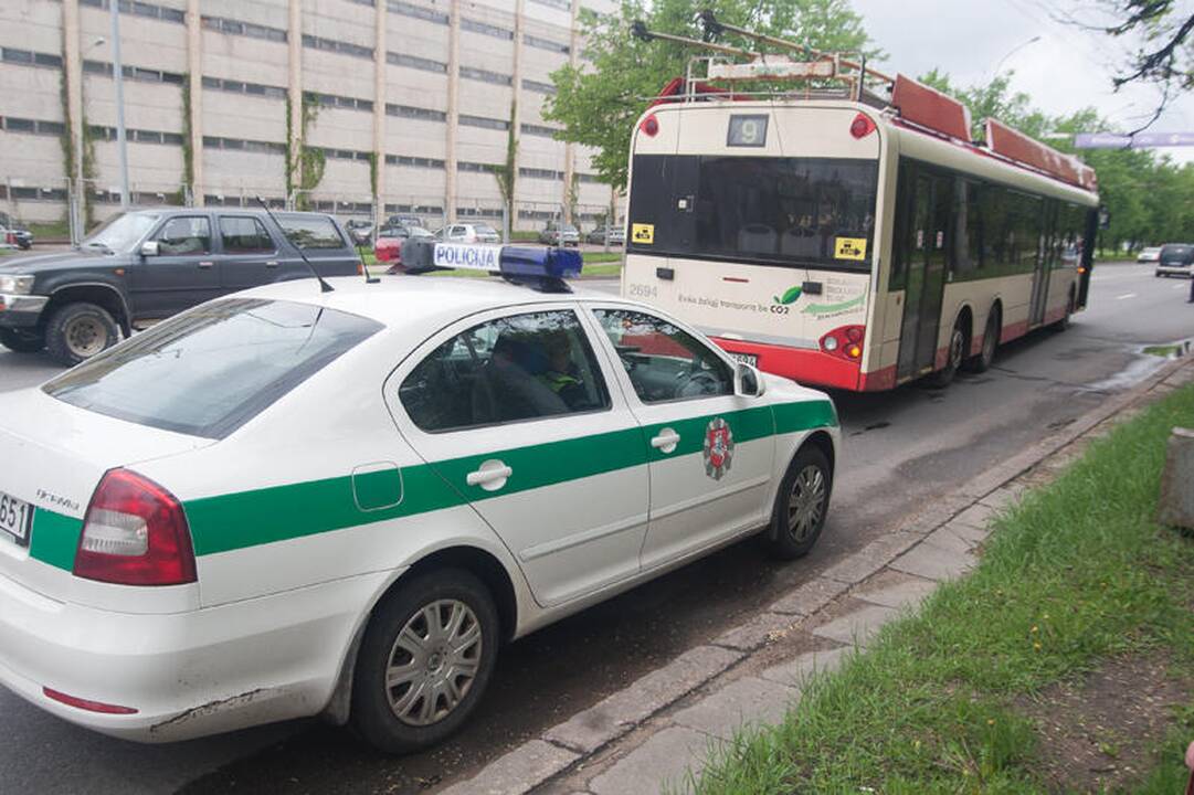 Žirmūnuose troleibusas partrenkė vyriškį