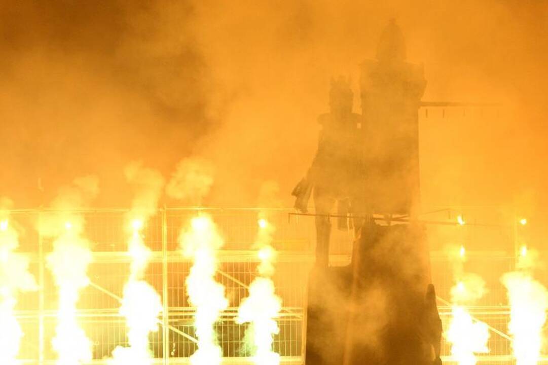 Vasario 16-osios vakarą – fejerverkų lietus