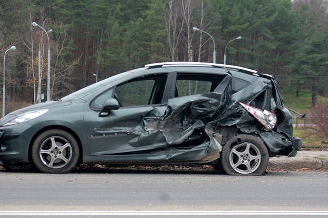 Vilniuje siautėjęs „Lexus“ vairuotojas taranavo aštuonis automobilius (papildyta)