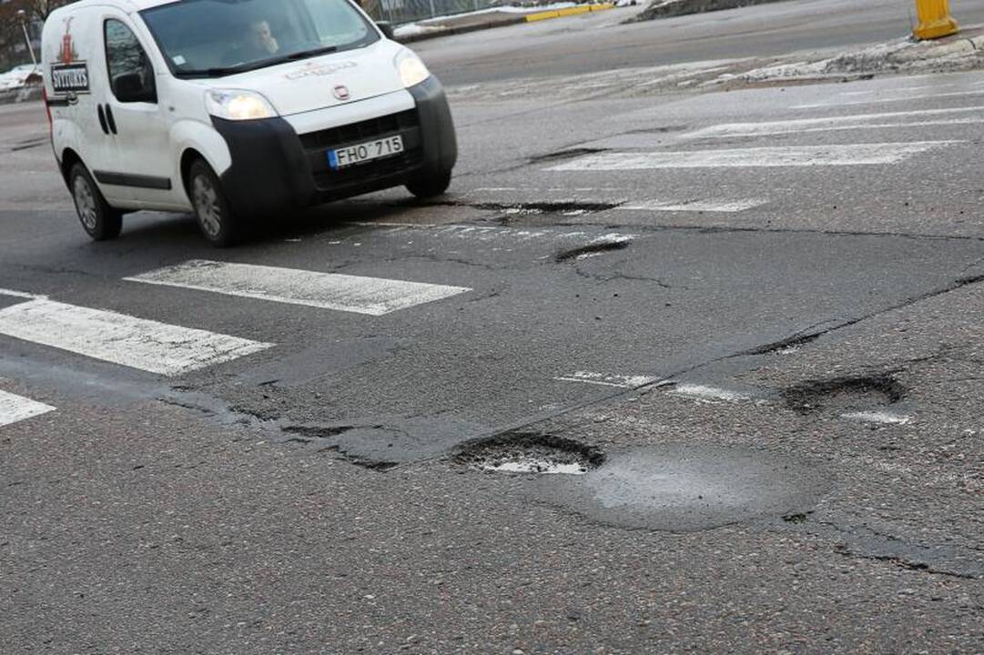 Kauno gatvių krateriai mašinas laužys bent iki pavasario