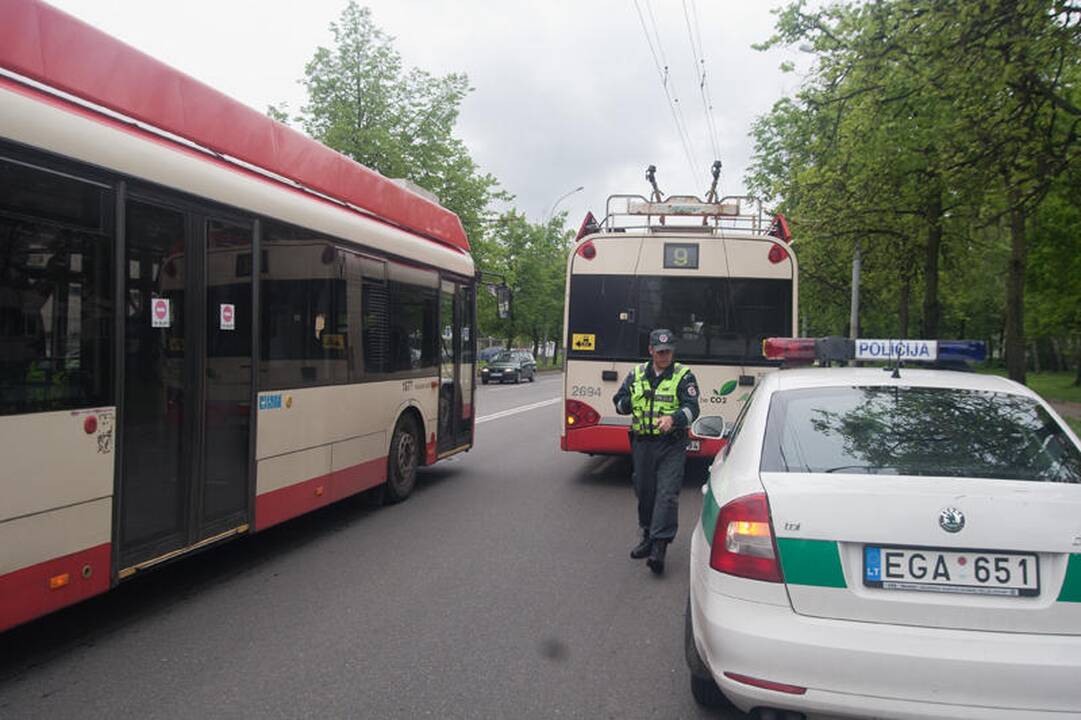 Žirmūnuose troleibusas partrenkė vyriškį