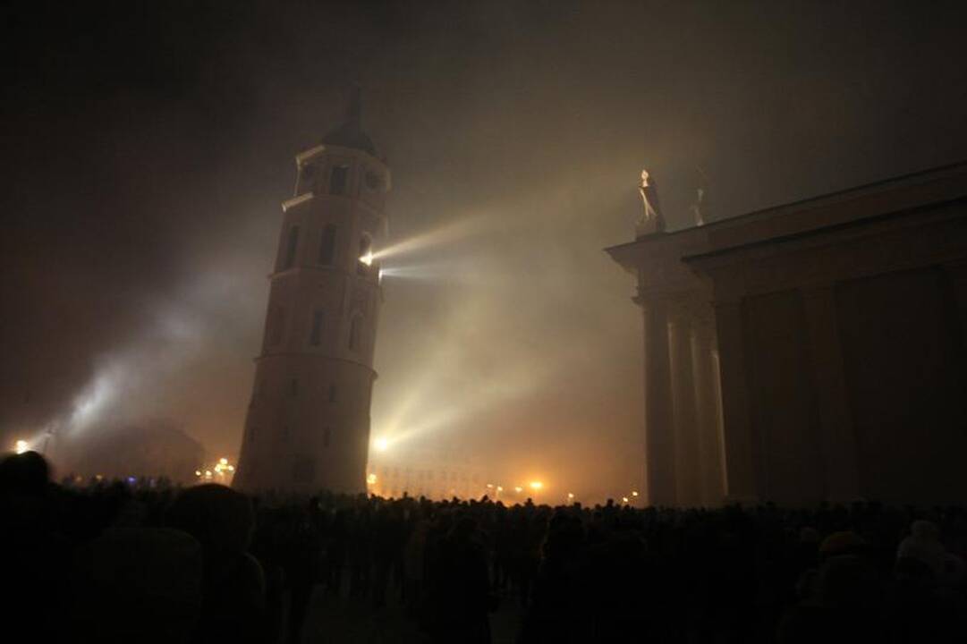 Vasario 16-osios vakarą – fejerverkų lietus