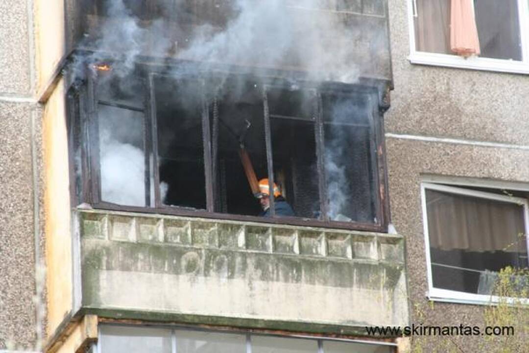 Šilainių daugiabutyje atvira liepsna degė balkonas