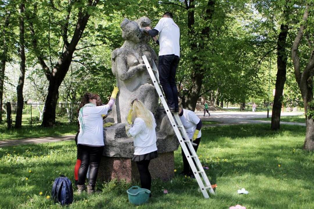 Uostamiesčio jaunimas valė parko skulptūras