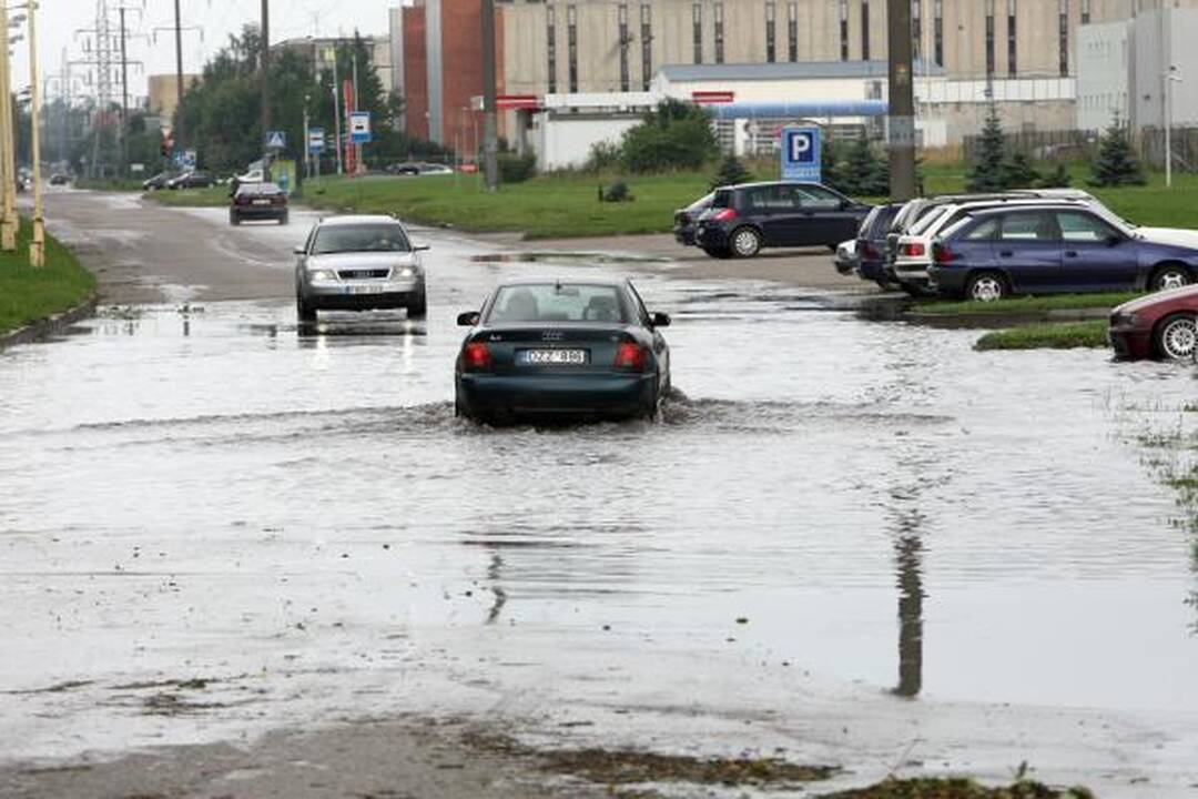 Sekmadienio naktį miestą nusiaubė audra (papildyta)