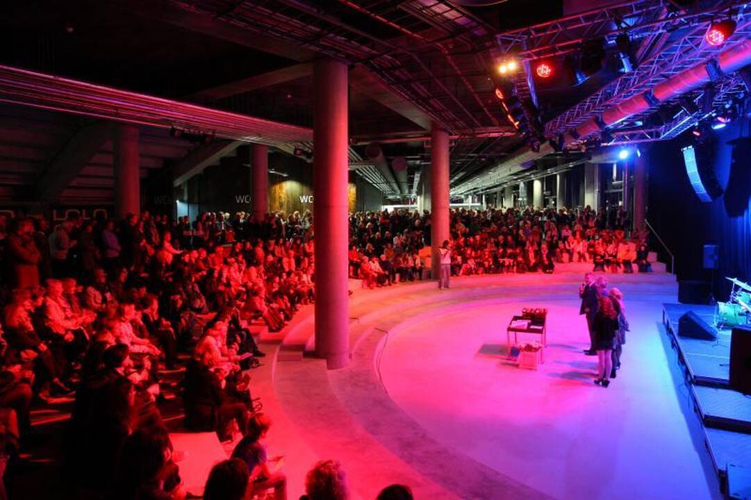 Kauno bienalė „Tekstilė“: „Žalgirio“ arenoje – žaidimai su šviesa
