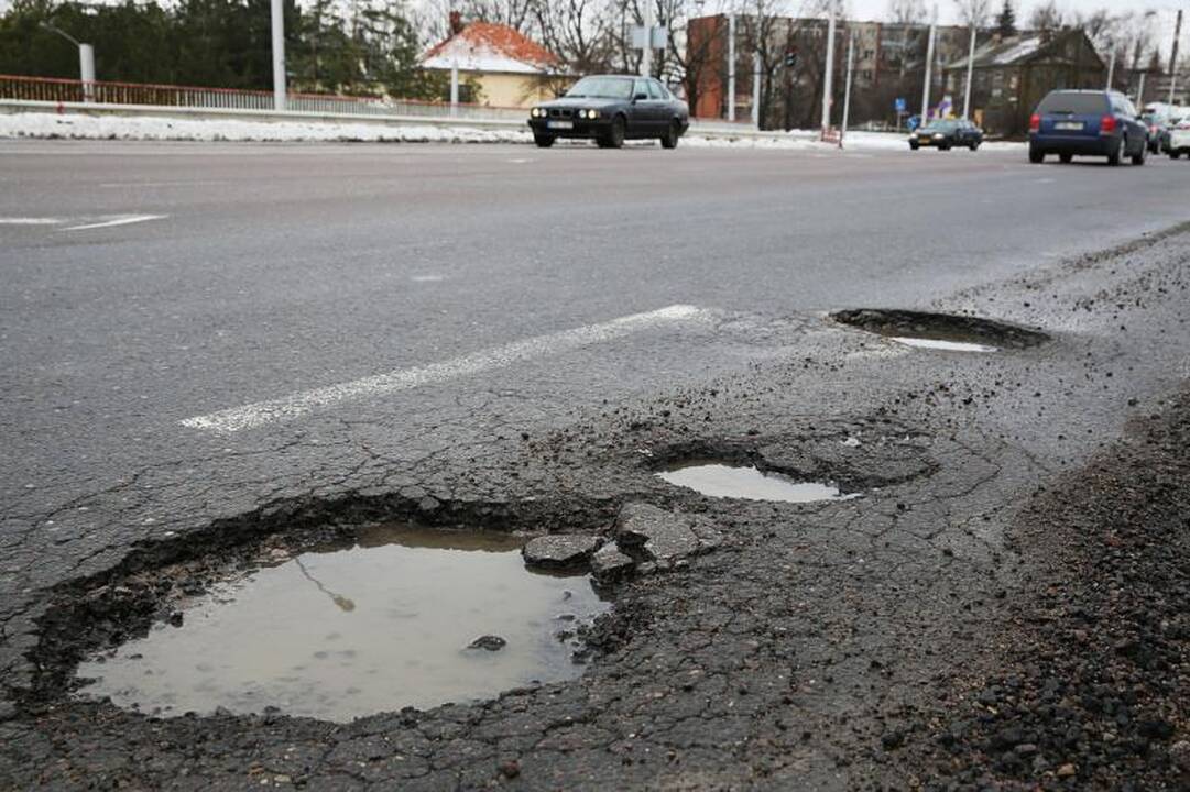Kauno gatvių krateriai mašinas laužys bent iki pavasario