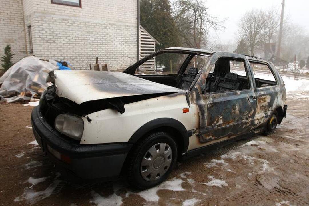 Kaune liepsnos prarijo du automobilius  