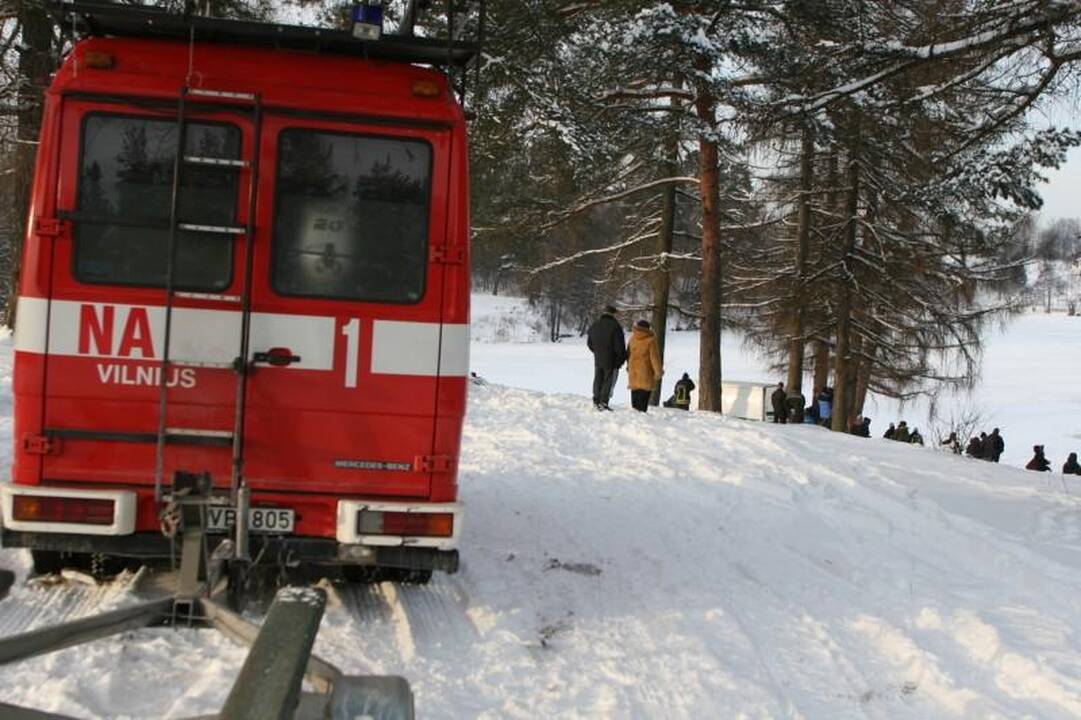 Drama ant ledo: gelbėdami įlūžusius žvejus skendo ir ugniagesiai