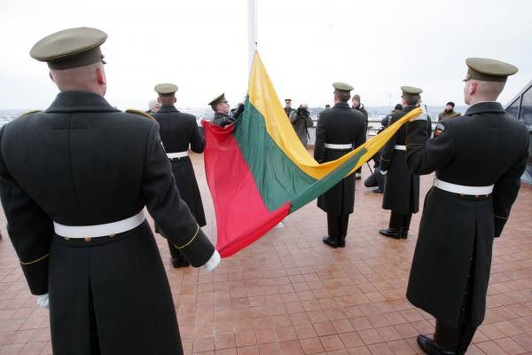 Pirmąją naujų metų dieną Gedimino kalne suplevėsavo 2010 metų trispalvė 