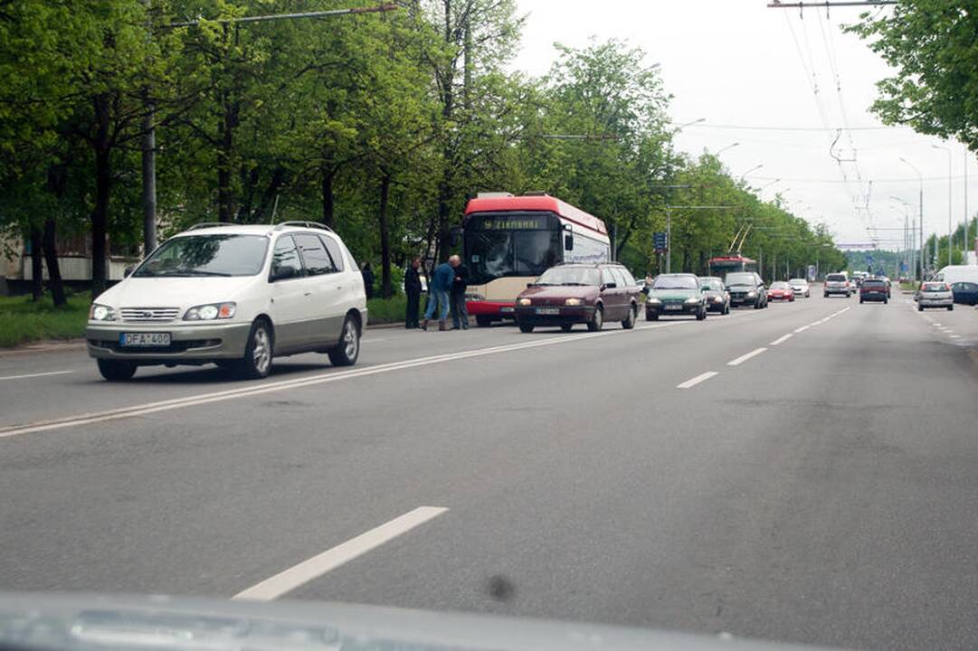 Žirmūnuose troleibusas partrenkė vyriškį