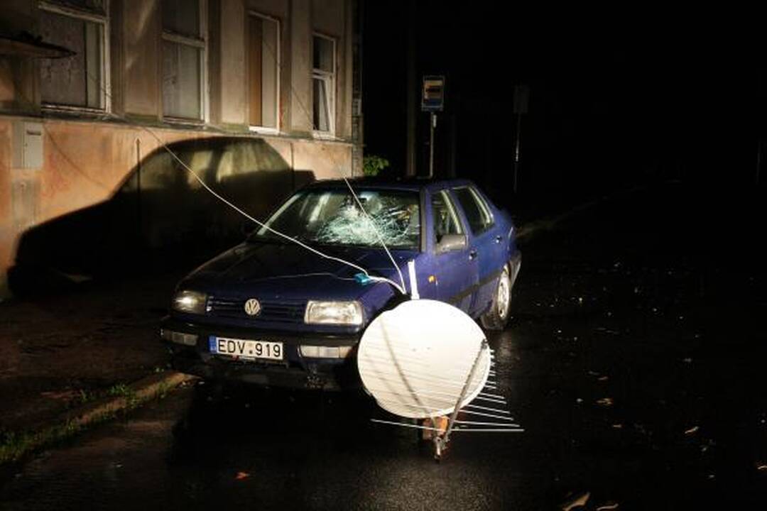 Sekmadienio naktį miestą nusiaubė audra (papildyta)