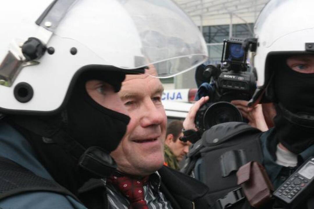 Po eitynių - riaušės. P.Gražulis ir K.Uoka išvesdinti jėga