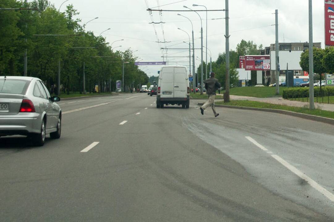 Žirmūnuose troleibusas partrenkė vyriškį