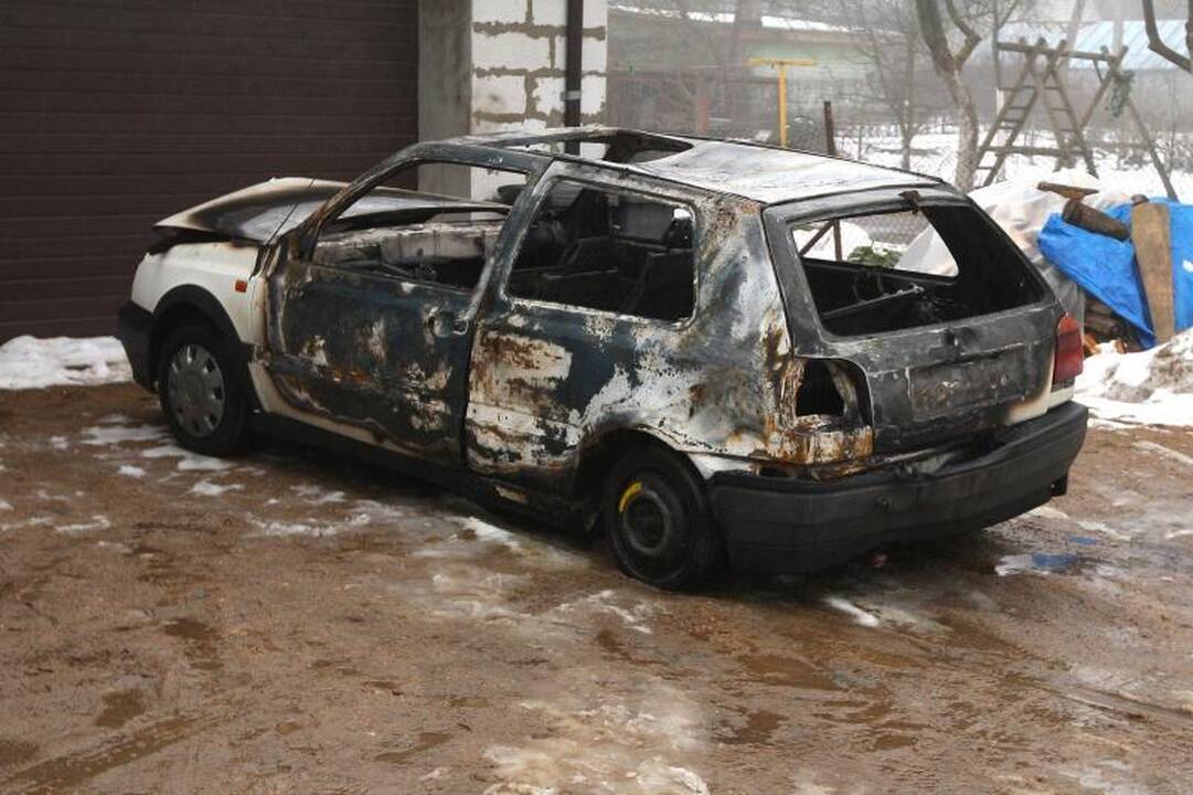 Kaune liepsnos prarijo du automobilius  