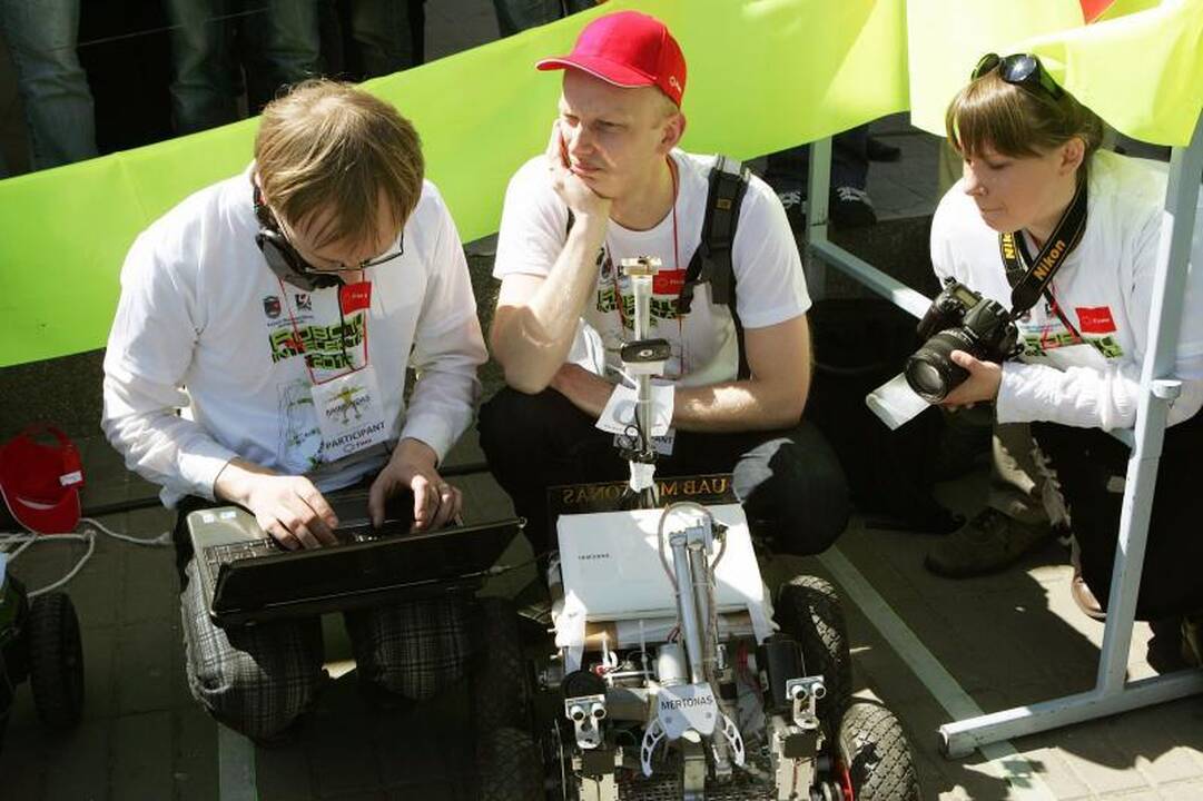 Studentų miestelyje virė robotų kovos   