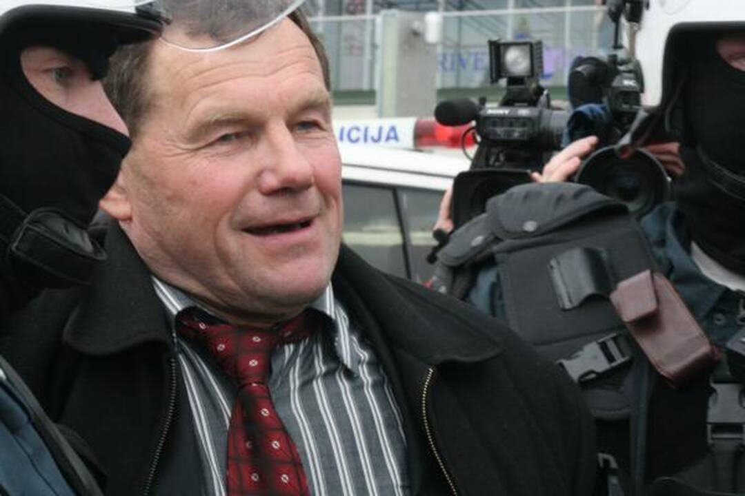 Po eitynių - riaušės. P.Gražulis ir K.Uoka išvesdinti jėga