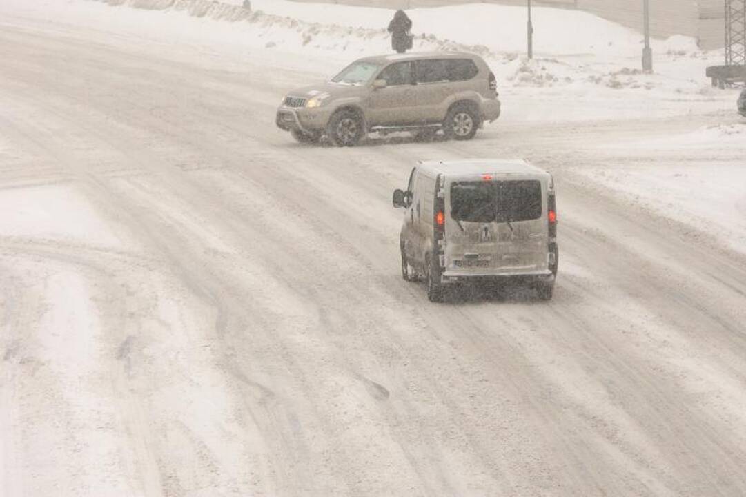 Žiema nerimsta: eismo sąlygos Kaune – vėl sudėtingos 
