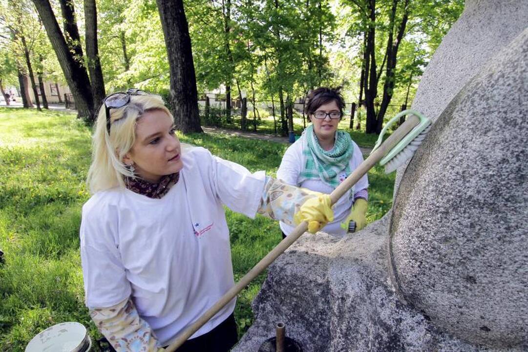 Uostamiesčio jaunimas valė parko skulptūras