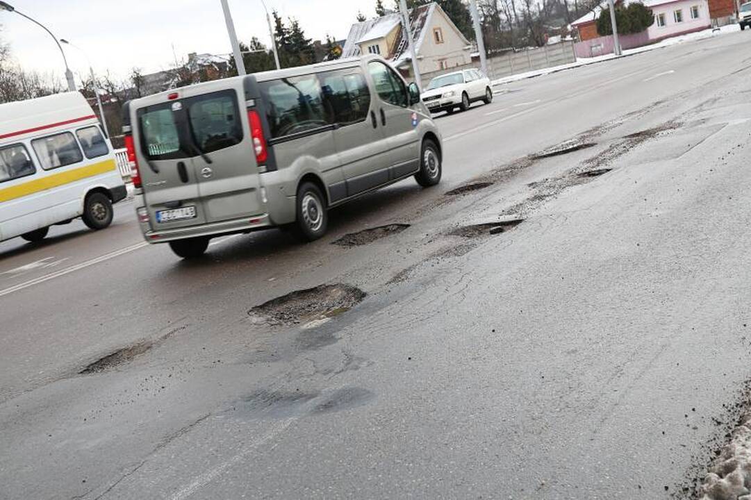 Kauno gatvių krateriai mašinas laužys bent iki pavasario