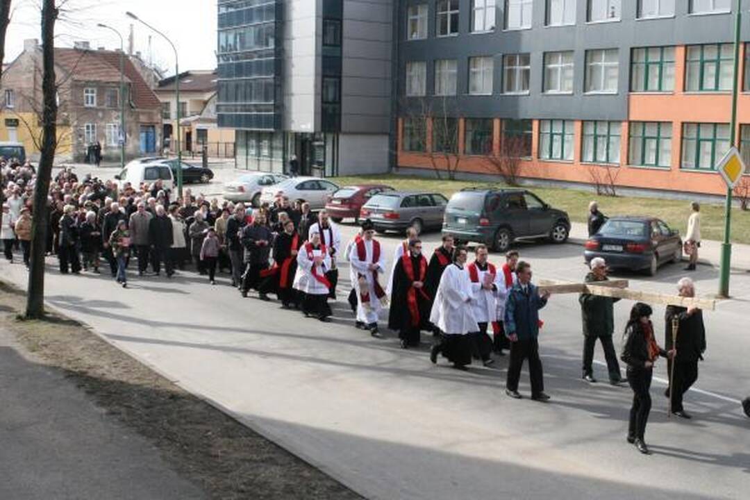 Kristaus kryžiaus kelią ėjo šimtai klaipėdiečių