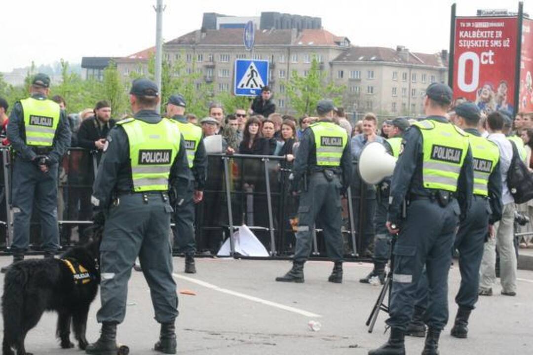 Po eitynių - riaušės. P.Gražulis ir K.Uoka išvesdinti jėga