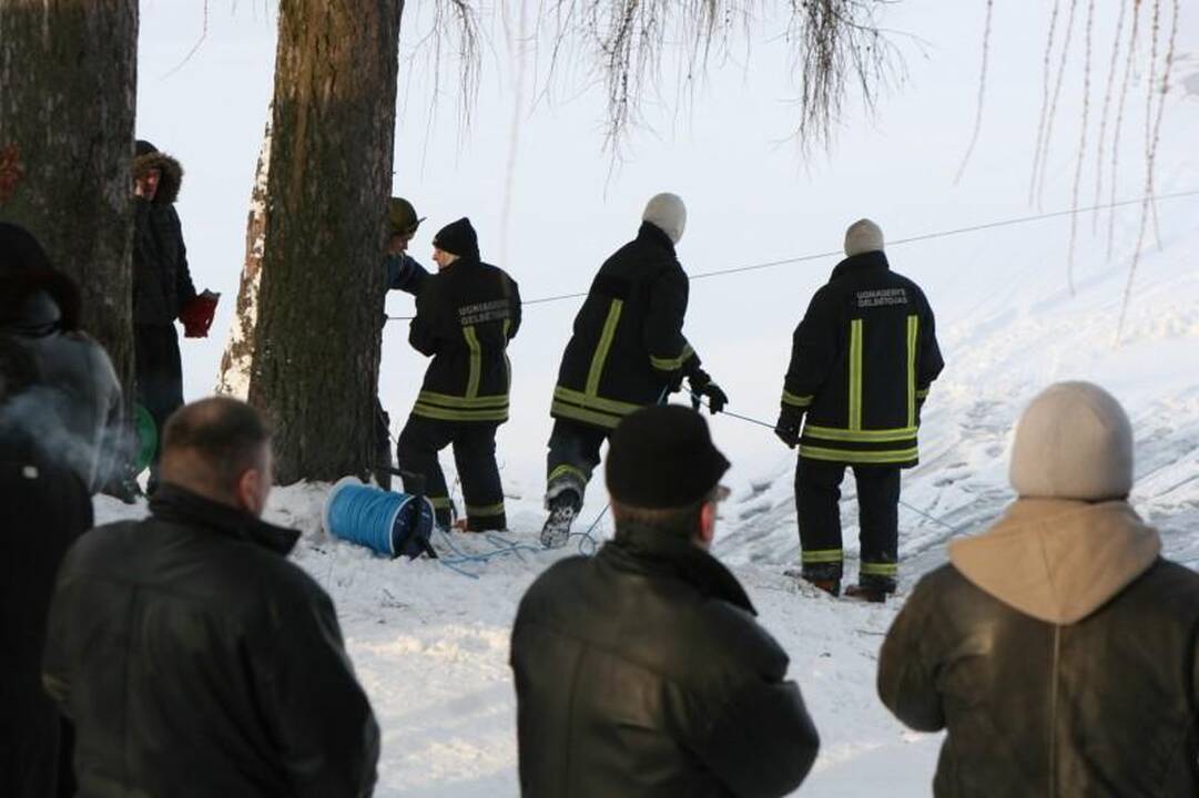 Drama ant ledo: gelbėdami įlūžusius žvejus skendo ir ugniagesiai