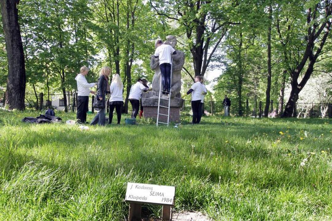 Uostamiesčio jaunimas valė parko skulptūras