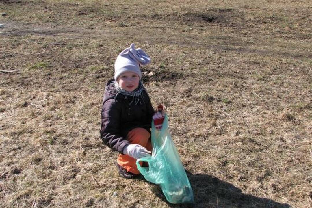 Pievą išvadavo nuo keturkojų išmatų ir šiukšlių